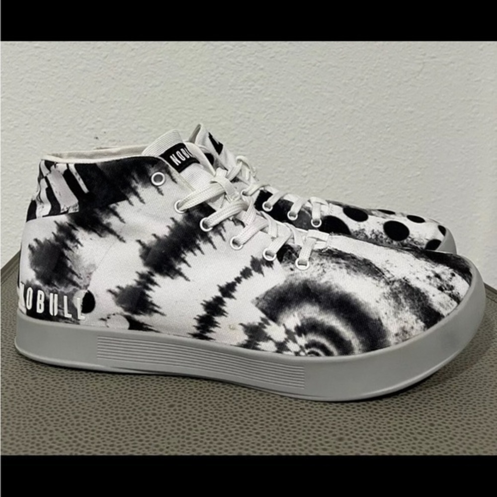 Nobull Artists for humanity Canvas Mid Trainer Sz 7 woman’s 8.5